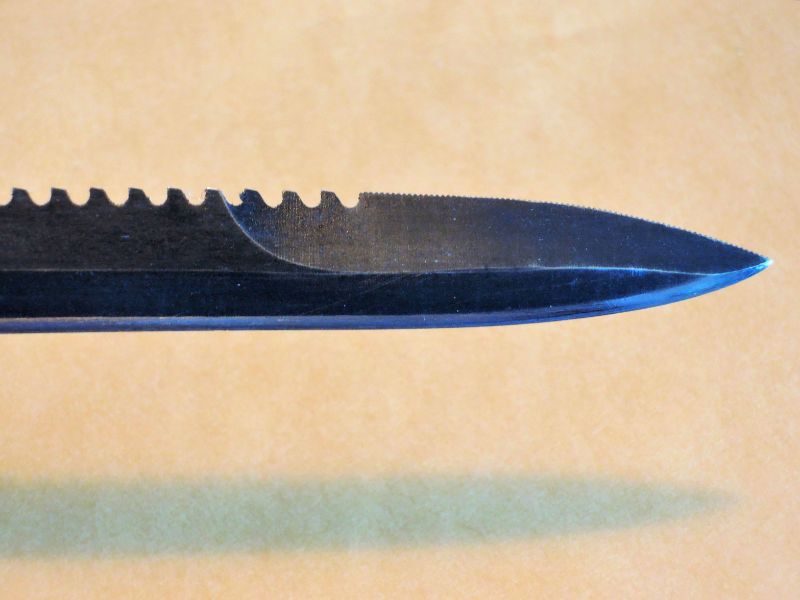 Couteau de survie à lame dentelée et plate