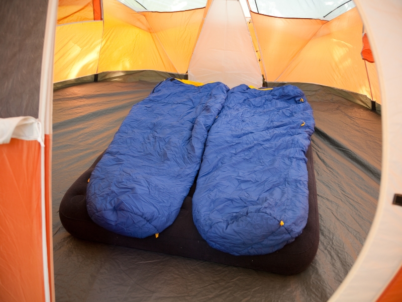 Matelas de randonnée gonflé à l'intérieur d'une tente