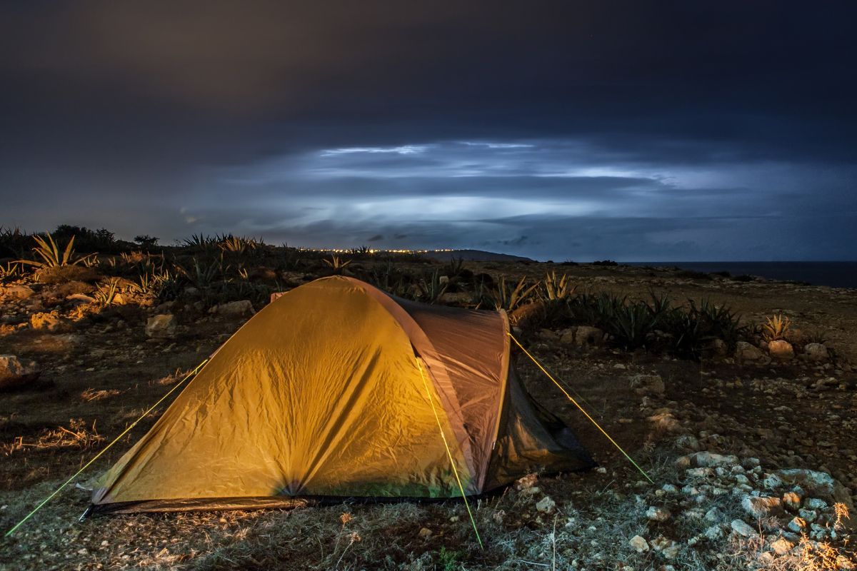 Affronter un orage sous la tente : nos conseils