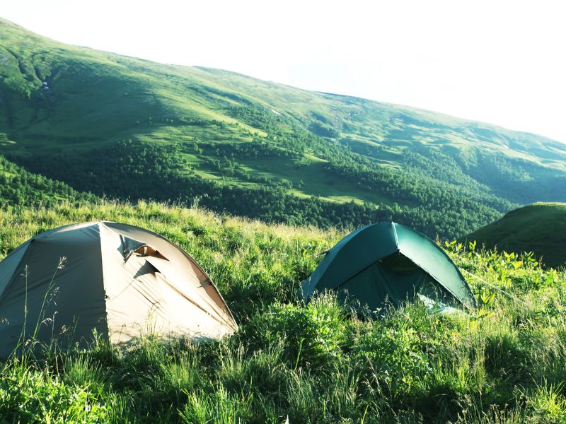 Bivouac de randonnée avec tentes