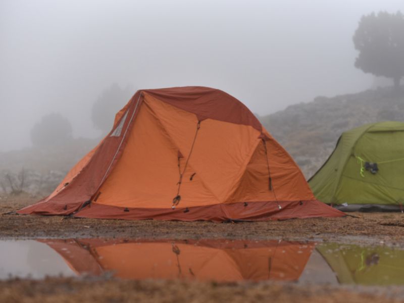 Tentes de randonnée sous la pluie