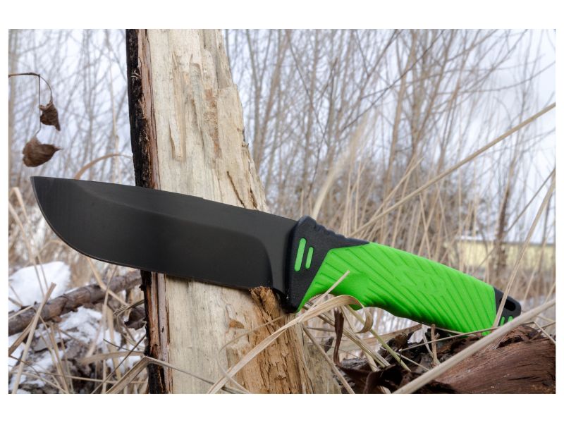 Couteau de survie vert dans la nature