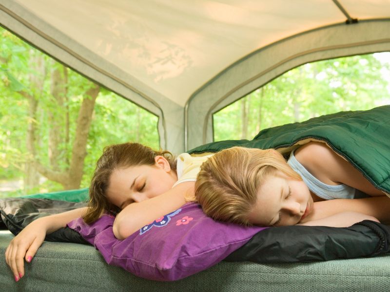 Enfants qui dorment sur un matelas gonflable