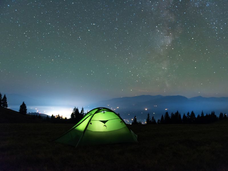 Tente de randonnée éclairée sous une nuit étoilée