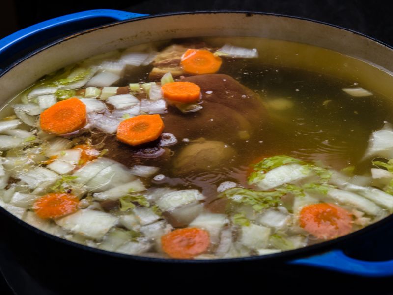 Soupe de légumes avec un réchaud de randonnée