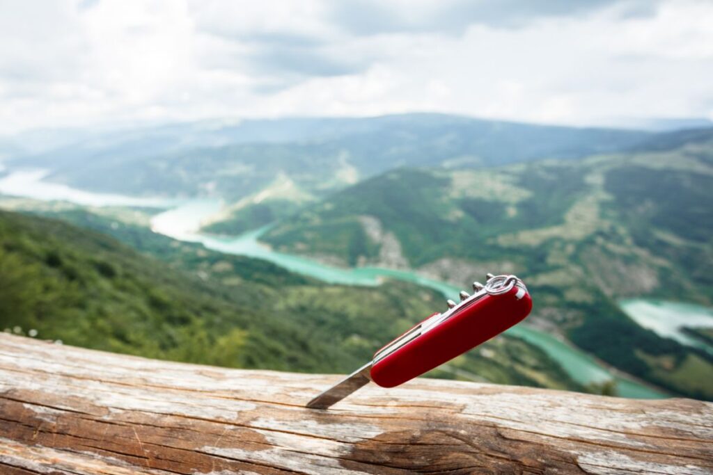 Pourquoi prendre un couteau suisse en randonnée ?