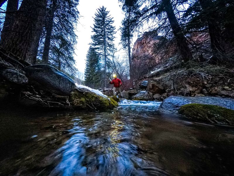 Randonneur qui marche au-dessus d'un ruisseau