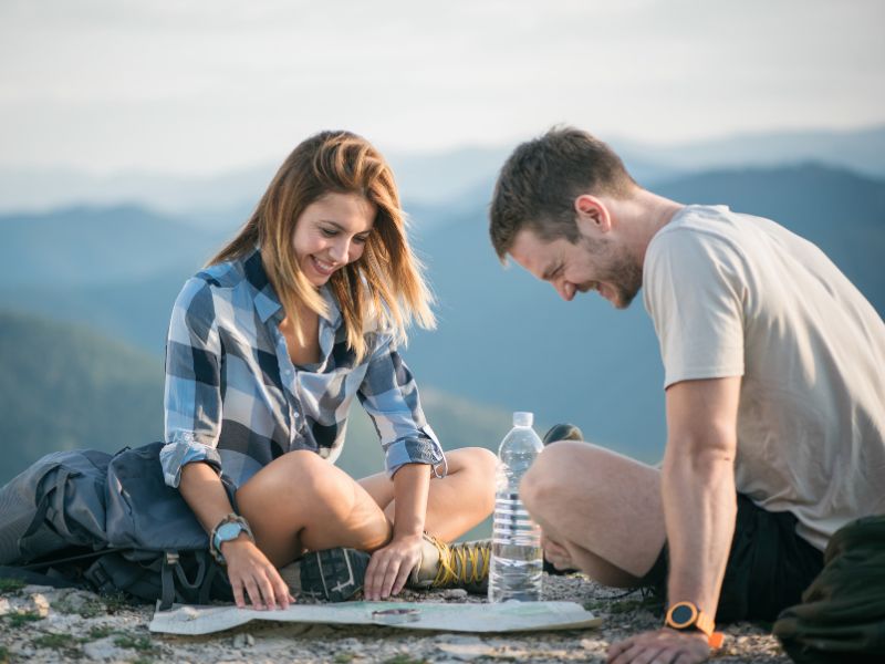 Couple qui lit une carte en randonnée